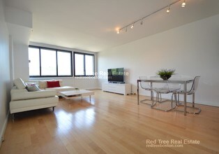 1731 Beacon St, Unit 422 in Brookline, MA - Foto de edificio - Building Photo