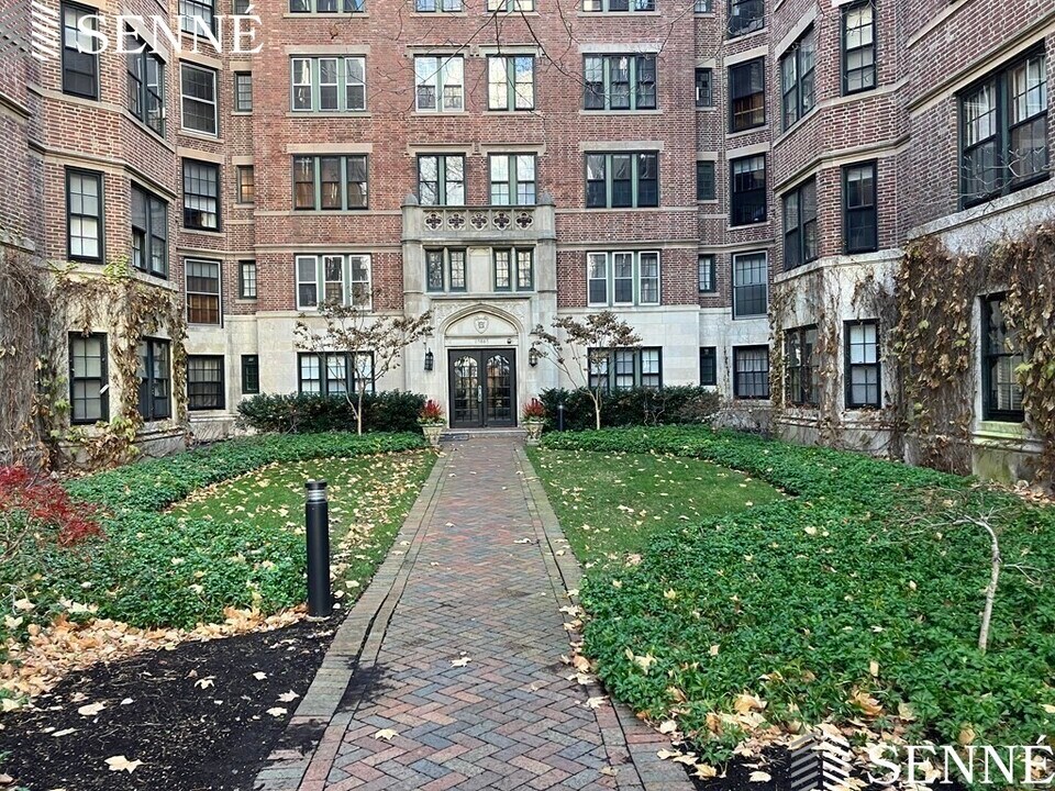 988 Memorial Dr, Unit 387 in Cambridge, MA - Building Photo
