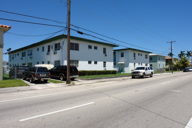 433-437 NE 82nd St in Miami, FL - Foto de edificio - Building Photo