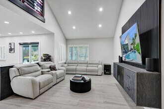 2800 W Aviary Dr in Hollywood, FL - Building Photo - Building Photo