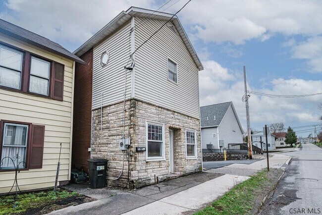 983 2nd St in Nanty Glo, PA - Foto de edificio - Building Photo