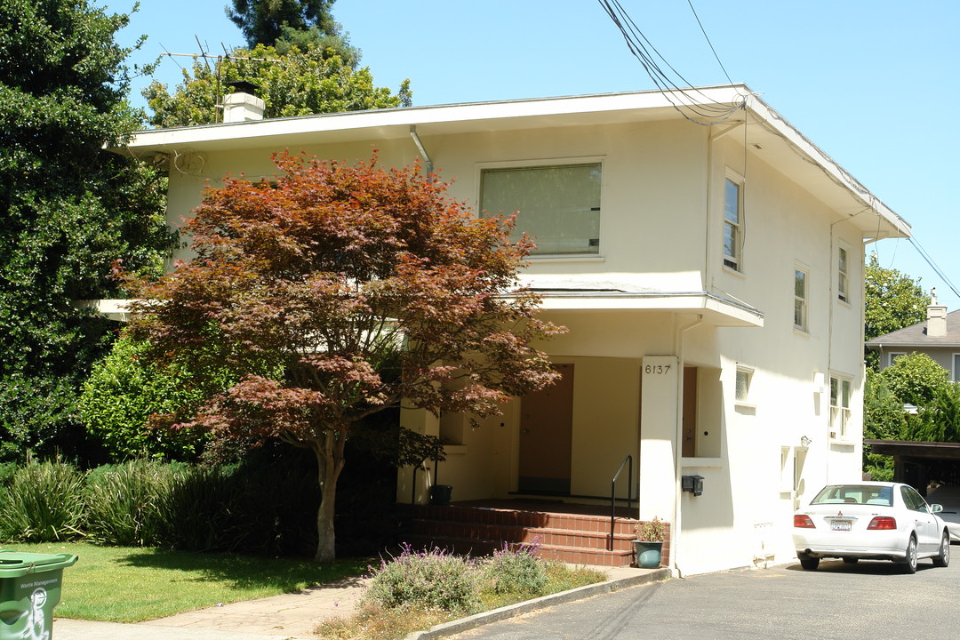 6135 Chabot Rd in Oakland, CA - Building Photo