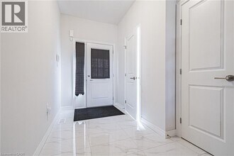 21 Zoe Ln in Hamilton, ON - Building Photo - Building Photo