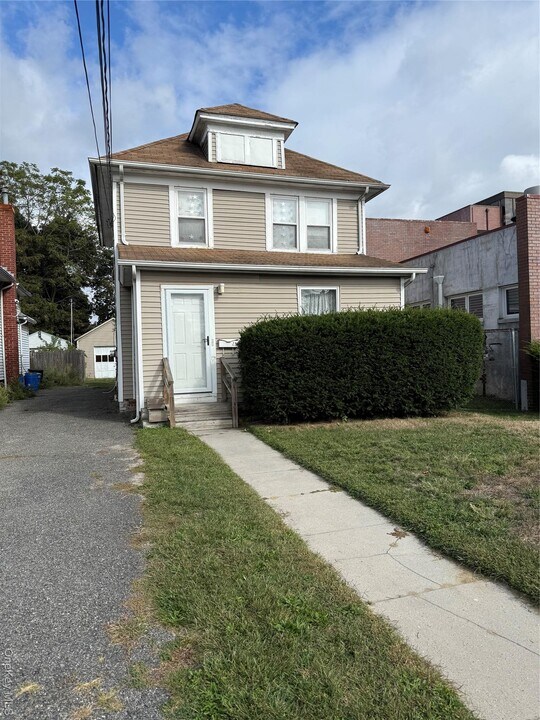 21 Jayne Ave in Patchogue, NY - Building Photo