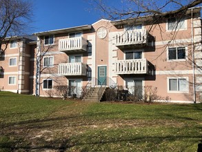 Lakeside Apartments in Mundelein, IL - Building Photo - Building Photo