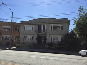 1042 E Broadway in Long Beach, CA - Building Photo - Building Photo