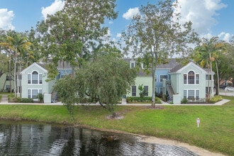 Bahia Delray in Delray Beach, FL - Foto de edificio - Building Photo