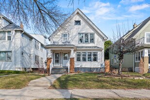 4518 N Woodburn St in Shorewood, WI - Building Photo