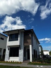 8003 NW 42nd St in Doral, FL - Building Photo - Building Photo