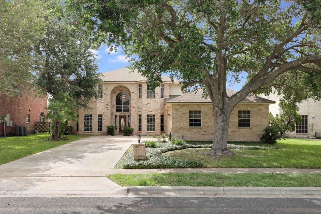7426 Lake Travis Dr in Corpus Christi, TX - Building Photo