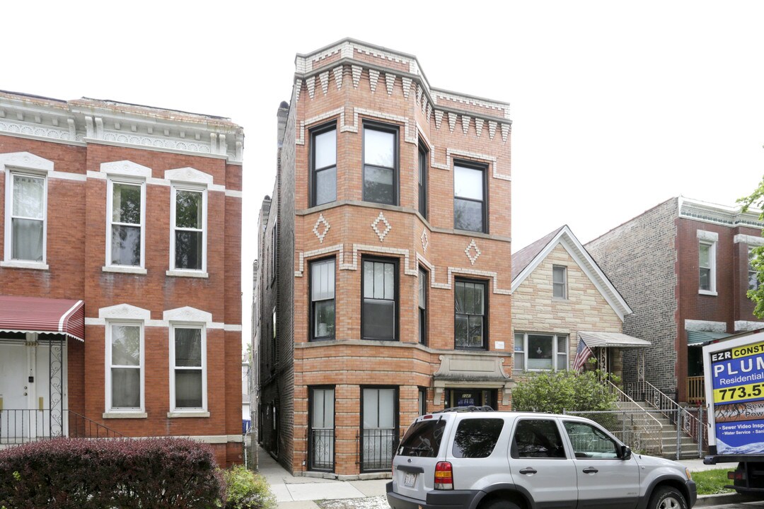 2341 W Charleston St in Chicago, IL - Building Photo