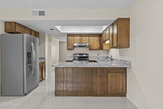 1725 N Miller Rd in Scottsdale, AZ - Building Photo - Building Photo