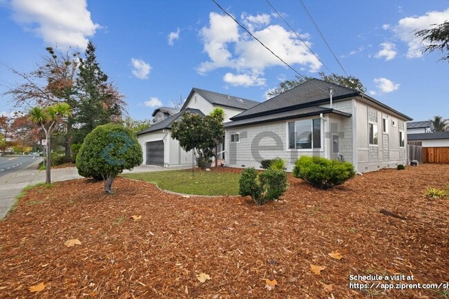 7920 Hembree Ln in Windsor, CA - Foto de edificio - Building Photo