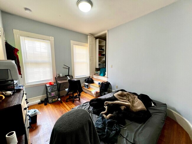 22 Burton St, Unit 1 in Boston, MA - Foto de edificio - Building Photo