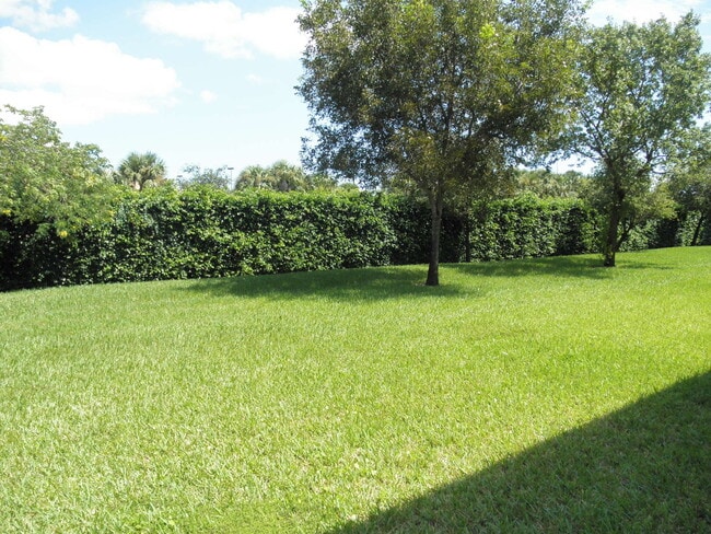 1093 Center Stone Ln in Riviera Beach, FL - Building Photo - Building Photo
