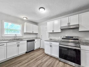 1700 Ruth St in Arlington, TX - Foto de edificio - Building Photo