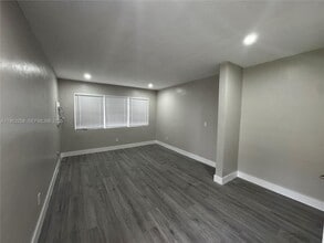 2377 NW 35th St in Miami, FL - Building Photo - Building Photo