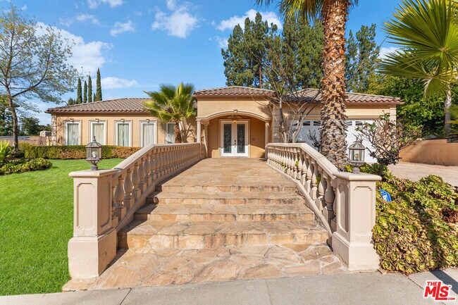 18125 Lake Encino Dr in Los Angeles, CA - Foto de edificio - Building Photo