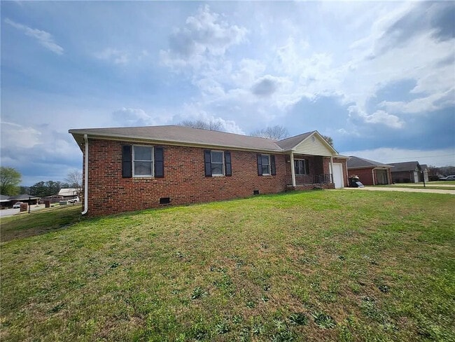 3808 Overlook Dr in Phenix City, AL - Foto de edificio - Building Photo