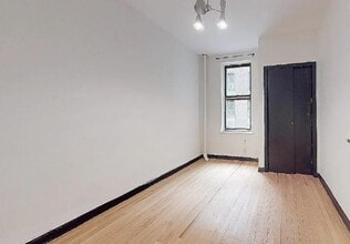 West 136th Street in New York, NY - Foto de edificio - Building Photo