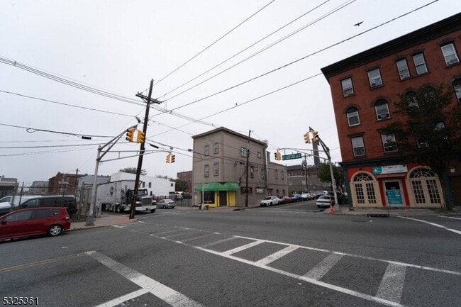 331 Straight St, Unit 3 in Paterson, NJ - Building Photo - Building Photo