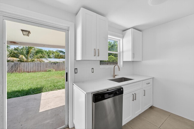 5821 Urdea Rd in Jupiter, FL - Building Photo - Building Photo