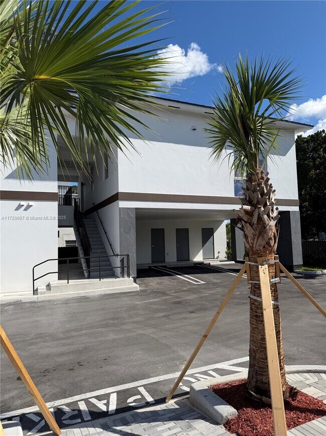 210 SE 10th St in Hallandale Beach, FL - Building Photo - Building Photo