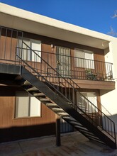 2408 Chelwood Park Blvd NE, Unit D in Albuquerque, NM - Foto de edificio - Building Photo