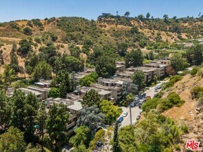 6752 Hillpark Dr, Unit 201 in Los Angeles, CA - Foto de edificio - Building Photo