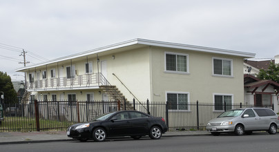 5471 Foothill Blvd in Oakland, CA - Foto de edificio - Building Photo