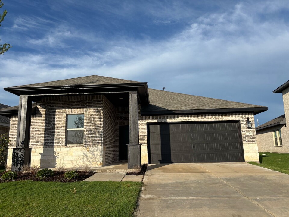 1249 Eagle Mountain Dr in Dallas, TX - Building Photo