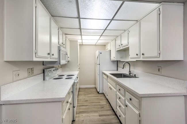 property at 3683 Villa Knolls E Dr