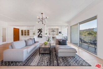 838 N Doheny Dr in West Hollywood, CA - Foto de edificio - Building Photo