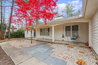 34 Galway Ct in Lenox, MA - Building Photo - Building Photo