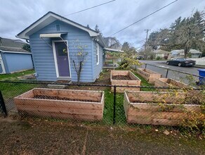 4006 SE 74th Ave in Portland, OR - Building Photo - Building Photo