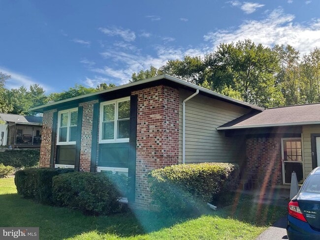 8904 Grass Valley Ct in Springfield, VA - Building Photo - Building Photo