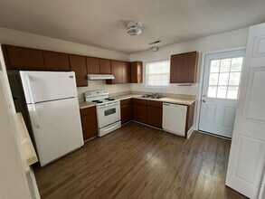 212 Live Oak Ct in Jacksonville, NC - Foto de edificio - Building Photo