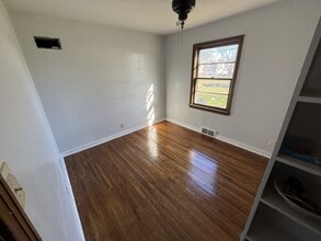 1036 College Ln in Hutchinson, KS - Building Photo - Building Photo