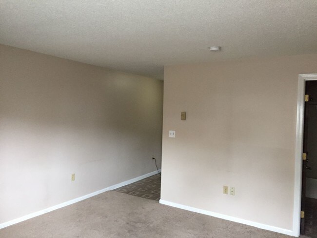 134 W Main St in Plainville, CT - Building Photo - Building Photo