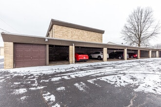 Maple Park in Maple Heights, OH - Foto de edificio - Building Photo