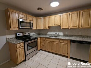 123 Babcock St, Unit 110-42 in Brookline, MA - Foto de edificio - Building Photo