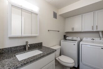 Castlewood Apartments in Lakewood, OH - Foto de edificio - Interior Photo