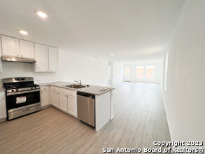 10175 Asta Trl in San Antonio, TX - Building Photo - Building Photo