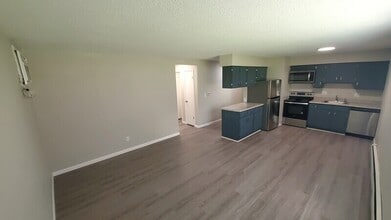 74 Northwood Dr in Hiawatha, IA - Building Photo - Building Photo