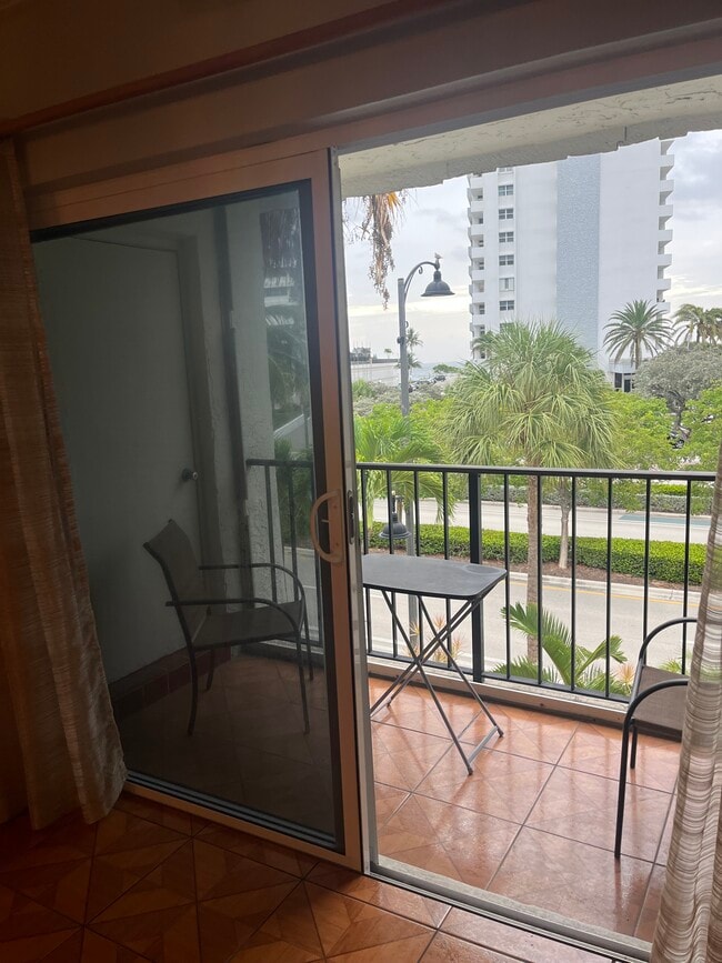 4143 N Ocean Blvd, Unit 303 in Fort Lauderdale, FL - Foto de edificio - Building Photo