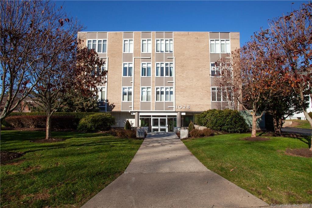 1028 Farmington Ave in West Hartford, CT - Building Photo