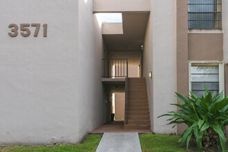 Westbird Village Condominiums in Miami, FL - Foto de edificio - Building Photo