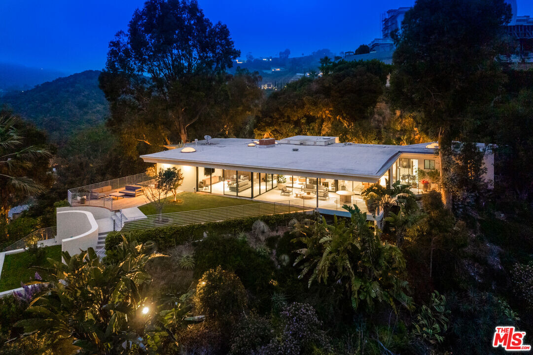 10556 Fontenelle Way in Los Angeles, CA - Foto de edificio