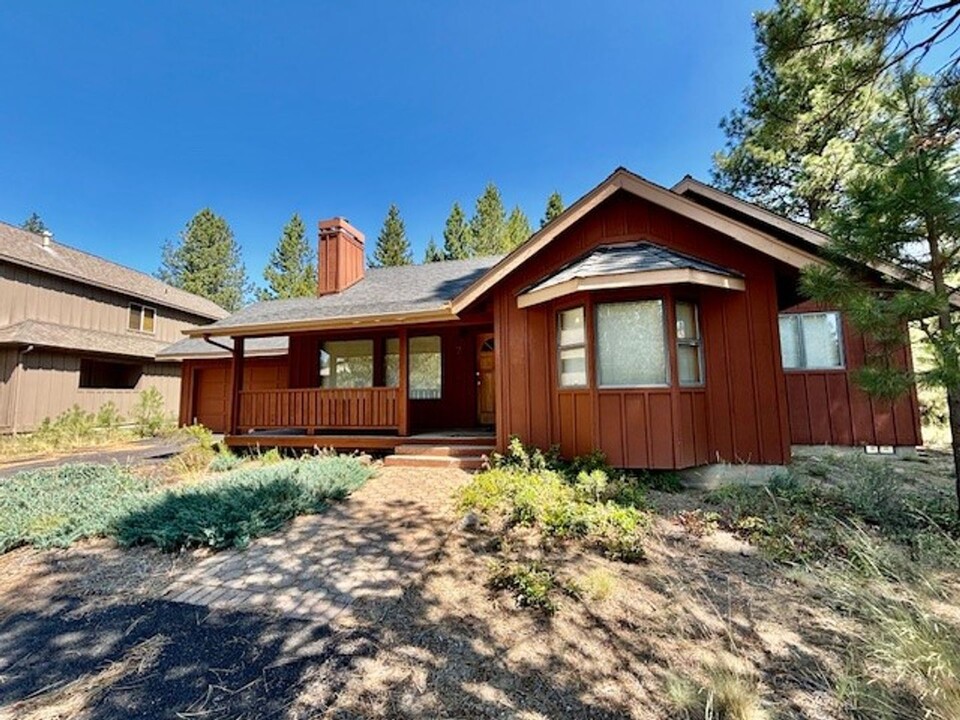 7 Warbler E Ln in Sunriver, OR - Building Photo