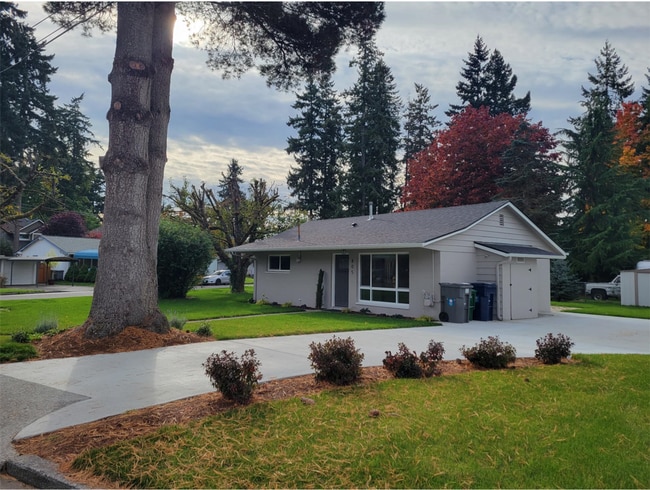 property at 805 Newport Ct NE